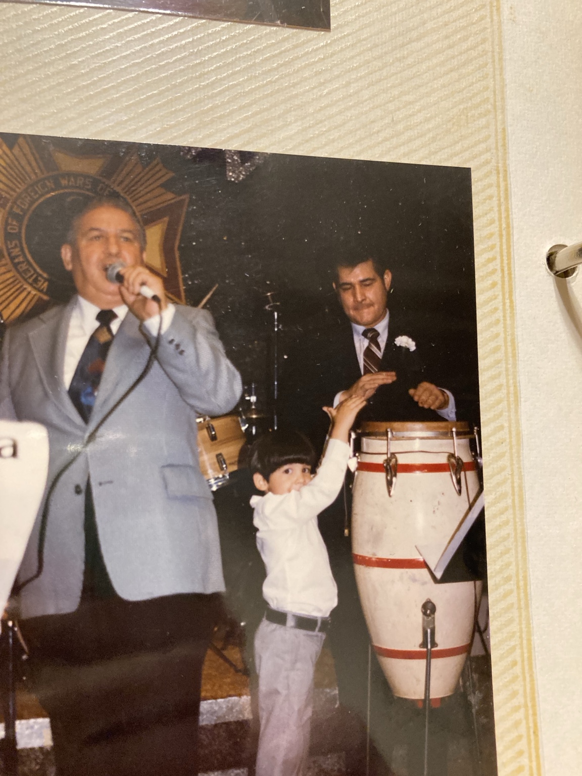 Fotografía antigua de un cantante y percusión